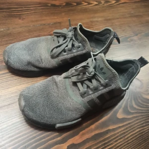 Adidas NMD - Säljer ett par gråa Adidas nmd som är i väldigt bra skick.