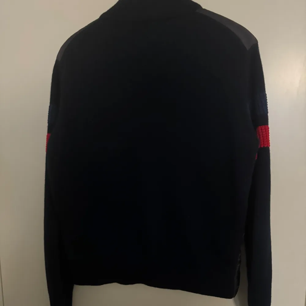 Moncler Cardigan i storlek M, väldigt fint skick. . Jackor.