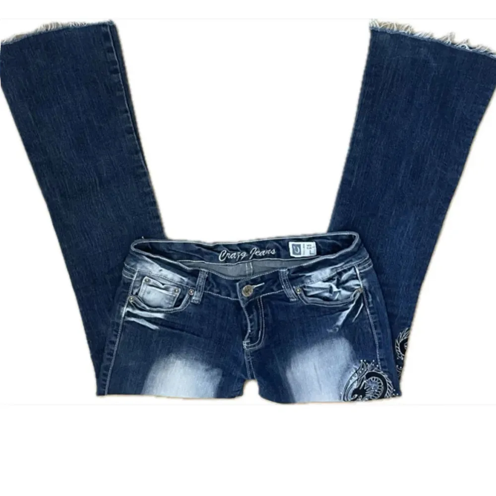 Assnygga jeans från crazy age jeans, säljer pga att de är för korta i benen för min smak 😭 så snygga och jättelågmidjade 😻passar xs/s men någon tidigare ägare har gjort benen kortare så dom passar nog bäst på nån som är typ 160, midjemått: 38,5 innerbenslängd: 73,5 💕. Jeans & Byxor.