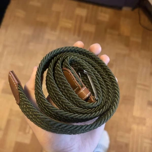 Flätate bälte mörkgrön - Flätat bälte mörkgrön/oliv || Längd 105cm || Helt ny || Tveka inte att höra av dig om du har frågor