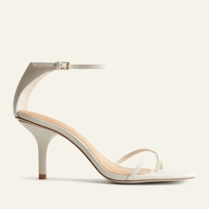Vita klackskor från Reformation - Säljer ett par eleganta vita klackskor från Reformation i modellen "gigi strappy mid heel sandal". Lite slitna under sulan men i övrigt ser som typ nya ut. I storlek UK 8 men skulle säga att dom passar en 40 eller 40,5 i svenska storlekar. Säljer då dom är för små för mig :(