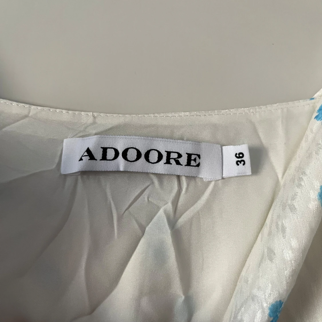 Vit blommig klänning från ADOORE - 90