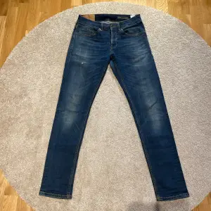 Mörkblåa dondup Jeans i modellen ”George” skinny/slim fit. Nypris runt 3-4 tusen kronor. Säljer dom för 700kr