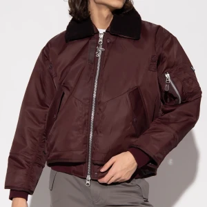 Eytys bomberjacka  - Säljer en snygg vinröd bomberjacka från Eytys. Storlek S, då kan inte använder den längre. 