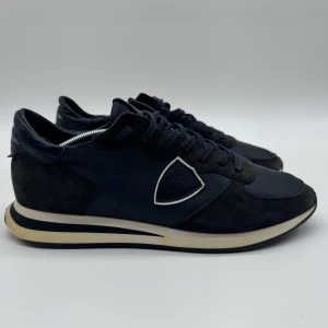 PHILIPPE MODEL TRPZ - Philippemodel TRPZ - Skick: 9/10 - Tillbehör: Enbart Skorna - Storlek 43 sitter som 44- Nypris ca 3700kr - Deluxecloset