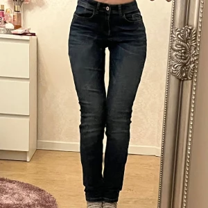 Mörkblå skinnyjeans - Snygga mörkblå skinny jeans med mellan midja. Använd ett par gånger men i jättbra skick, i strl w/25 L/32