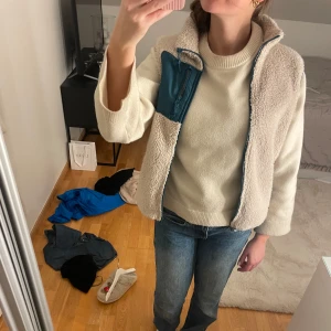 Beige teddyjacka med blå detaljer - Mysig beige teddyjacka med blå dragkedja och detaljer. storlek 158-164 men passar xs!