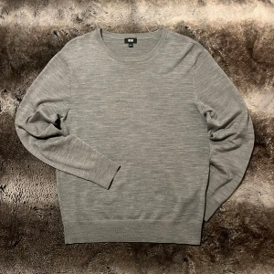 Stickad tröja - Säljer denna stilrena gråa tröja från Uniqlo i storlek M. Tröjan har en klassisk rund hals, perfekt för en minimalistisk look. Skriv om ni undrar något!