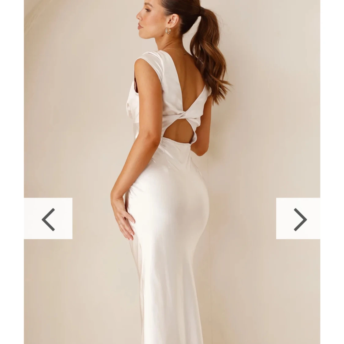 Champagne färgad långklänning i satin - 1