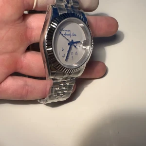Seiko Mod Who Cares Im Already Late Datejust - Seiko who cares im already mod riktigt snygg och stilig klocka till den som vill va riktigt snygg nu till skolan och jobbet, sommaren och våren är runt hörnet så nu är det dags att passa på! Information om klockan: Safirglas, glas som är väldigt svårt att repa, inzoomad datum visare, presidential länkar, NH35 Seiko movement, helt automatisk, behöver inget batteri, går att ändra storleken på den, Låda och mikrofiberduk tillkommer! Vi finns även på tiktok och insta! Custom klockor=skriv privat💫