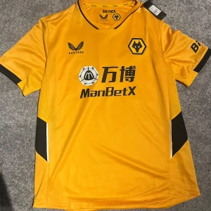 Wolves hemma matchtröja säsongen 21/22 - Säljer en oanvänd Wolves matchtröja från säsongen 2021/2022.