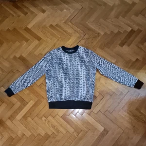 Balmain Tröja - Hej!😁 Säljer denna asfeta tröjan från Balmain✅️ Den är i 9/10 skick, inga defekter som ni kan se💯Tröjan är i Storlek XL, men passar L också🤩 Den är riktigt fin och unik, man ser den aldrig ute på stan så om man vill dticka ut fast med stil, så är detta den rätta tröjan för er☺️ Original pris: 8800kr |Mitt pris: 1499🤯