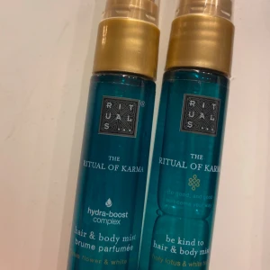 Ritual Hair & Body Mist - Fräsch och upplyftande hår- och kroppsmist från Rituals, The Ritual of Karma. Innehåller dofter av helig lotus och vit te. Flaskan är turkos med en gyllene spraypump, perfekt för en snabb uppfräschning. Både är använda ett par gånger men annars som nya 