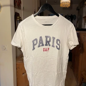 Vit t shirt från Gap - En vit gap Paris tröja. Lite cracking i Gap trycket 