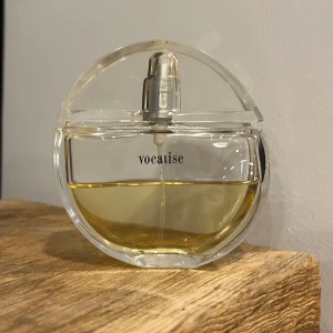 Shiseido Vocalise Eau de parfum 50ml - Limited edition parfym från 1997. Vocalise av märket Shiseido ar toppnoter av persika, fruktiga toner, orkidé och gröna noter. Mellannoter inkluderar ros, liljekonvalj och röd vinbär. Basnoter av heliotrop, vanilj och sandelträ ger en varm avslutning. Det är ungefär 30ml kvar💛Nypris: 2000kr 