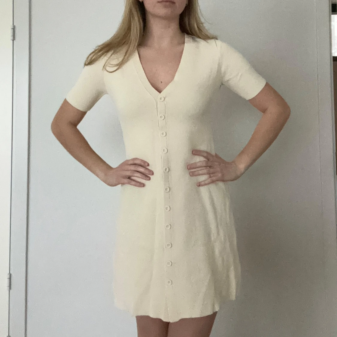 Beige klänning med knappar - 2