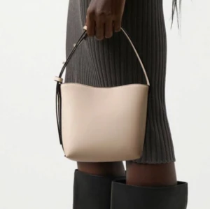 Beige axelväska med justerbar rem - Skitsnygg väska som går att bära på olika sätt och passar till allt! Den är helt ny och aldrig använd, nypris 400kr