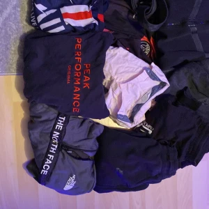 Tröjor och byxor - Olika tröjor och jeans i använt skick. Inga skador på kläderna men dem är använda. Det mesta är i storlek 150. Skriv om du är intresserad!