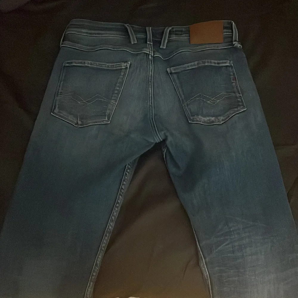Snygga blå repleyjeans med en klassisk femficksdesign och lätt slitna detaljer. Byxorna är i typ nyskick så dem är i 10/10 skick. Byxorna har en dragkedja och knapp framtill samt en läderpatch på baksidan av midjan. Pris går att diskutera🤗. Farkut & Housut.