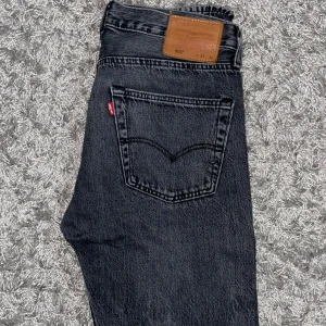 Levis jeans - Ett par mörkgrå levis 501 jeans. Bra skick, stilrena. Storlek W31 L32. Tveka inte på att höra av er för fler bilder eller frågor!
