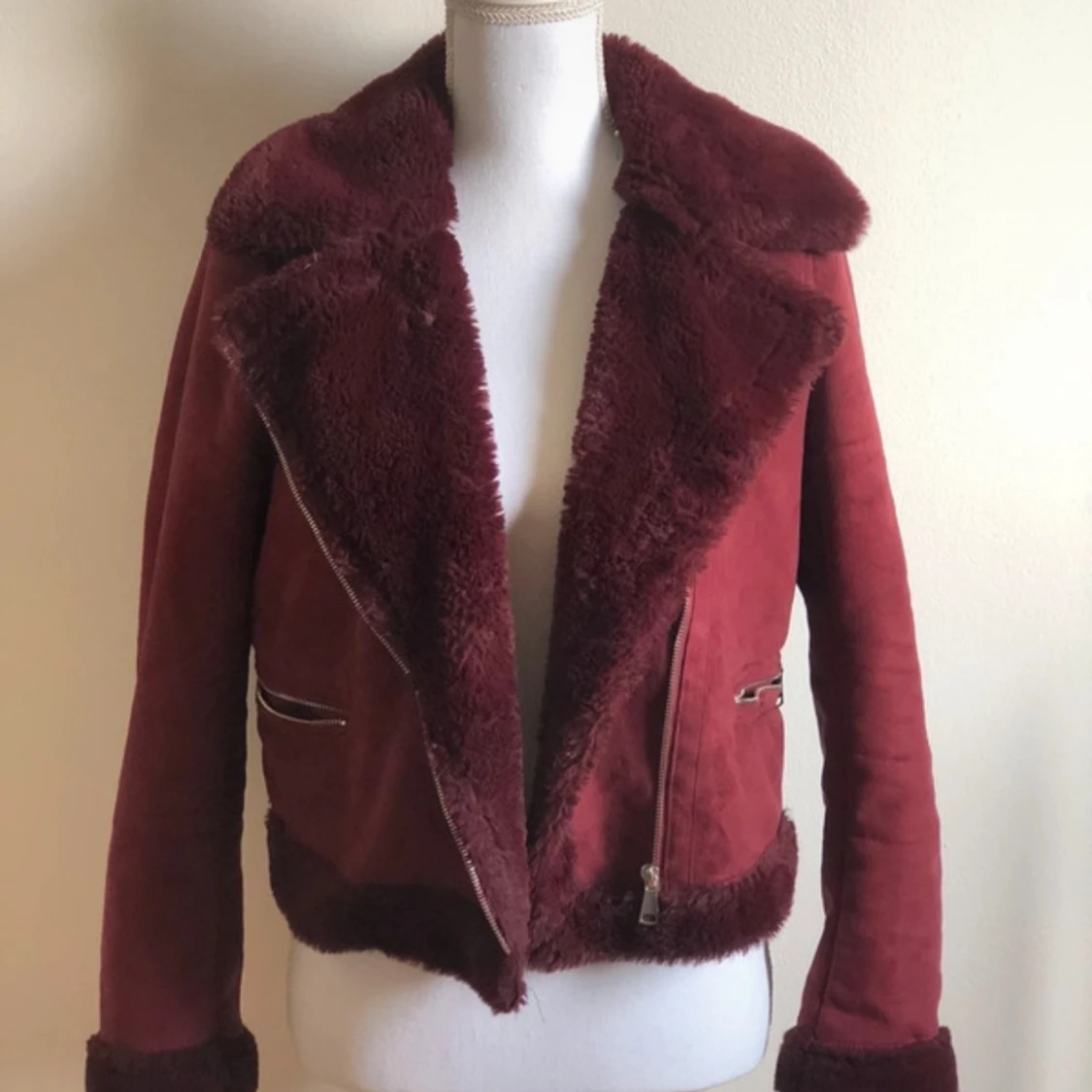 Vinröd teddyjacka från Pull&Bear