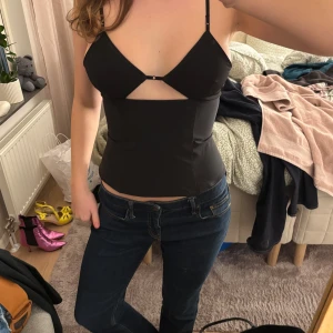 Svart korsett med öppen rygg - Såå snygg festtopp!! Lite korsettliknande o sitter såå fint runt midjan❤️‍🔥❤️‍🔥❤️ 