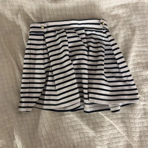 Randig kjol från H&M - Säljer en söt randig kjol från H&M! Det står att den är i storlek 110-118 men jag tycker den passar 120-128. 🫶💕 kom gärna med prisförslag!