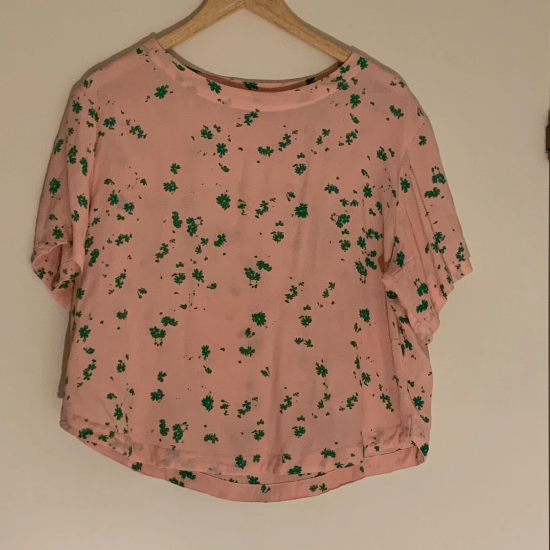 Rosa blommig blus från Carin Wester