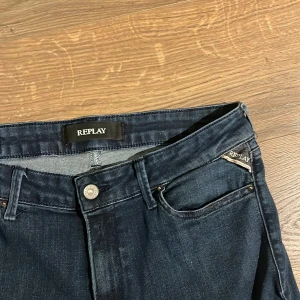 Mörkblå jeans från Replay - Snygga mörkblå jeans från Replay med en slim passform. De har en klassisk femficksdesign och en dragkedja med knapp framtill. Perfekta för en stilren look. Jeansen är i ny skick utan defekter. Jeansen har storlek 31/32. Vid fungeringar och frågor är det bara att höra av sig.😊👌🏼