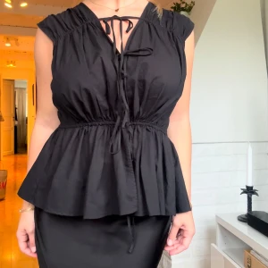 Svart blus H&M - Såå snygg svart blus som du knyter fram, ger peplum effekt🫶🏼