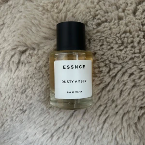 Essnce Dusty Amber Eau de Parfum - Essnce Dusty Amber Eau de Parfum. Använd fåtal gånger. Inspererad av Good Girl.