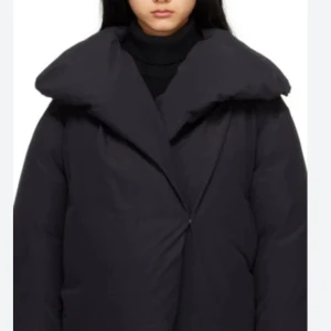 Svart pufferjacka från Totême - Snygg svart pufferjacka från Totême med en stor krage och minimalistisk design. Jackan har en oversized passform och är perfekt för kyliga dagar. Jackan är i mycket fint skick då den endast är använd ett fåtal gånger. Denna modell finns inte längre att köpa. Nypris över 7000kr💗 Vid frågor eller funderingar är det bara att höra av sig🫶