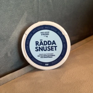 MUF snusdosa - Superhärlig Moderaterna snusdosa. Super skön text på baksidan och en skön dosa som man kan lägga sitt snus i. Den fungerar precis som en vanlig dosa o har spott lock o allt som ni kan se på bild. Hör av er vid fler frågor!!