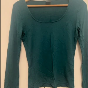Mörkgrön långärmad topp - Mörkgrön långärmad topp med rund halsringning från Gina tricot 💚 använd någon enstaka gång!