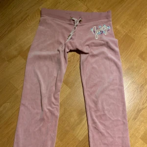 vintage juicy byxor - så fina low waist vintage juicy byxor i bra skick, skriv privat för flera bilder 💕💕storlek XS-S