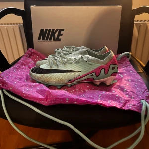 Nike Elite -  Nike elite air zoom skorna är andvända ett kort tag bara lite smutsiga nypris 3300 kom med bud!