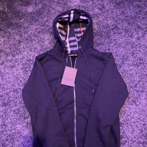 Burberry Svart zip up Hoodie - Storlek M Skriv om gärna om det finns några frågor! 😁