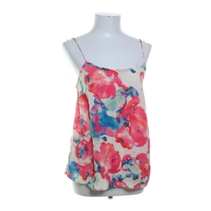 Blommig vintage linnetopp från Levi's strl S - Säljer en färgglad blommig linnetopp från Levi's. Toppen har tunna axelband och ett luftigt fall, perfekt för varma dagar. Den är tillverkad i 100% viskos vilket ger en mjuk och skön känsla mot huden. Passar utmärkt för en somrig look! 🌸 Slitage efter tvätt på tyget finns!