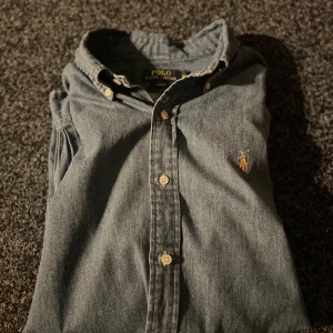 Jeansskjorta Ralph Lauren - Jeansskjorta ifrån Ralph Lauren | Skjortan är i toppskick och har inga tecken på användning! | Nypris: 1600kr | Mitt pris: 199kr! 🤝