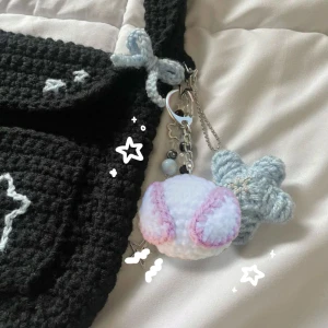 Gwen Stacy Spiderman Nyckelring 💮🤍 - Virkad Gwen Stacy spiderman som kan hängas på väska/ nyckelring som dekoration! ✨ 💌 FRAKT 22kr via swish eller använd KÖP NU 💛 Postas inom 5 dagar ☺️