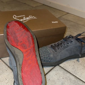 Gråa loubs med spikar - Tja, säljer mina gråa loubs eftersom jag söker nya. 3 spikar har lossnat som man ser på bild tre! box å dustbag å allt på bilderna följa med. kom med bytesförslag också! 949 är priset!