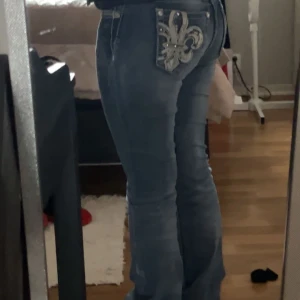  Miss Me jeans  - Snygga blå jeans från Miss Me som säljs då jag behövde lite pengar. Inga skador jeansen är bootcut men dock har jag vikt upp dom men passar nog nån som är 170 ungefär. Pris går att diskuteras! Skickar så fort som möjligt! vid snabb affär säljs dom för 1000!!!! Går inte under 1000