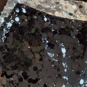 Paljettkjol  - Säljer nu den svarta paljettkjolen på bilden, endast testad så i väldigt bra skick. 🤗 strl M men skulle säga att den är mer som en S, nypris 450kr