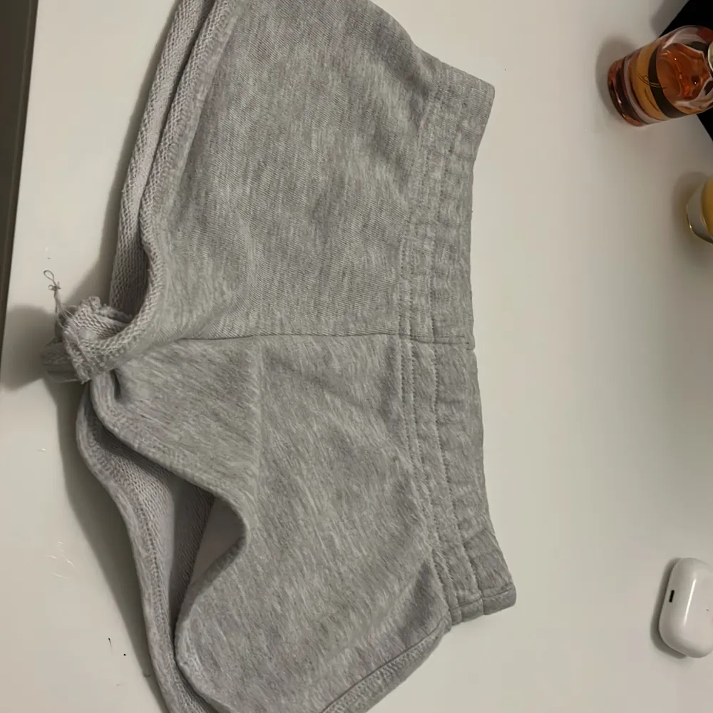 Snygga grå shorts från Subdued med coola leopardmönstrade stjärnor på framsidan. Perfekta för en avslappnad stil. Tillverkade i mjukt material för extra komfort.. Shortsit.