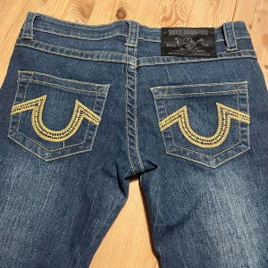Skinny jeans från True Religion - Lågmidjade skinny True Religion jeans, fint skick. W28 storlek M 
