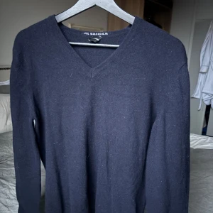 Jil Sander Kashmir tröja - Mörkblå tröja från Jil Sander med v-ringning, 100% Kashmir💙
