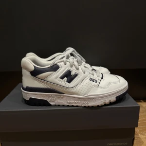 New Balance 550 i vitt och marinblått - New Balance 550 W, knappt använda strl 38