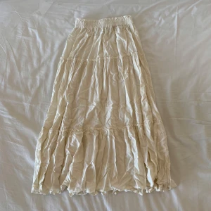 Lång kjol vintage stil  - Storlek M på lappen men tycker att den passar mindre! Jag är 170 cm 