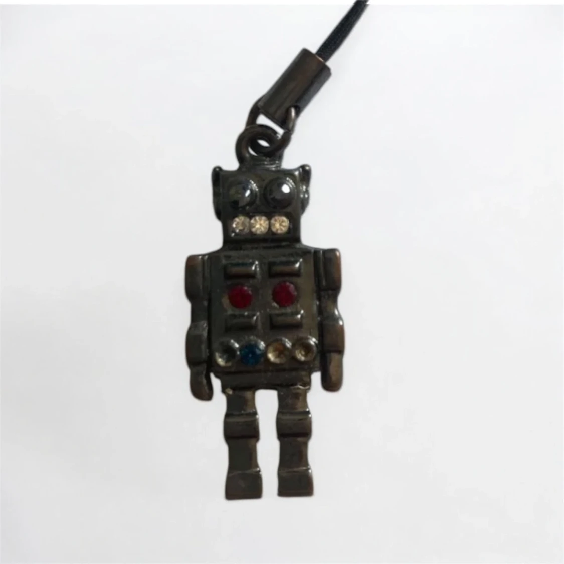 Robotformad hängsmycke med stenar