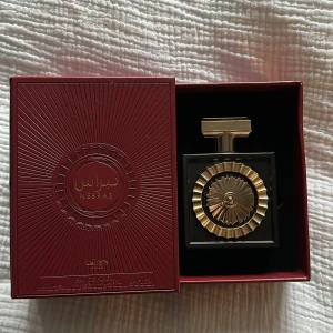 Nebras Eau de Parfum från Lattafa - Säljer denna lattafa parfym i doften ”Nebras” då jag har dubbletter. Enbart sprayat denna 2 gånger så den är full. 100ml, nypris runt 450-550kr, säljer för 300. Doften kombinerar noter av röda bär, mandarin, vanilj, kakaoböna, ros, socker, tonkaböna, bärnsten och mysk.